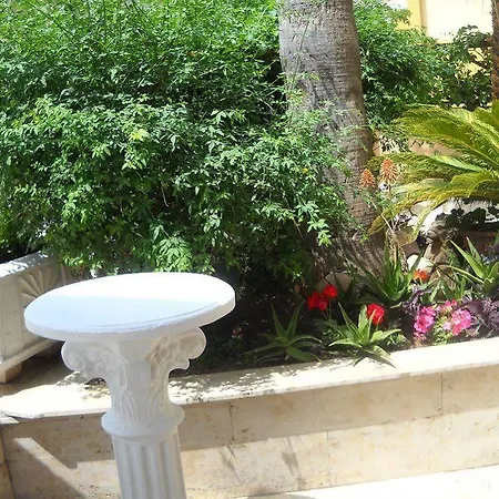 Otel Triana 3*